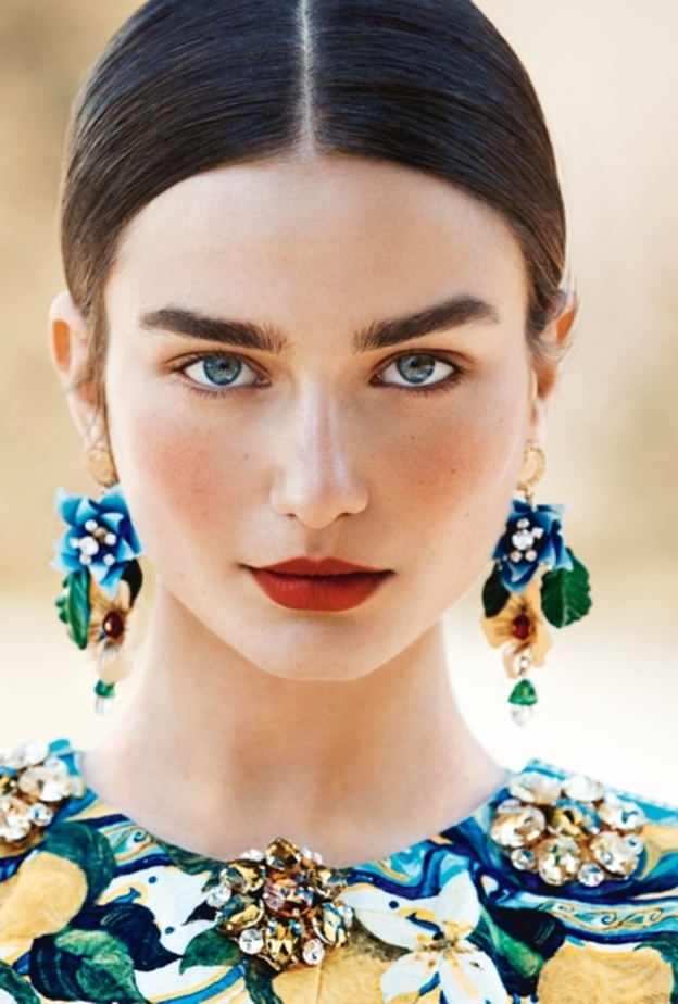  طبّقي الحواجب العريضة عندما يكون جبينط عريض