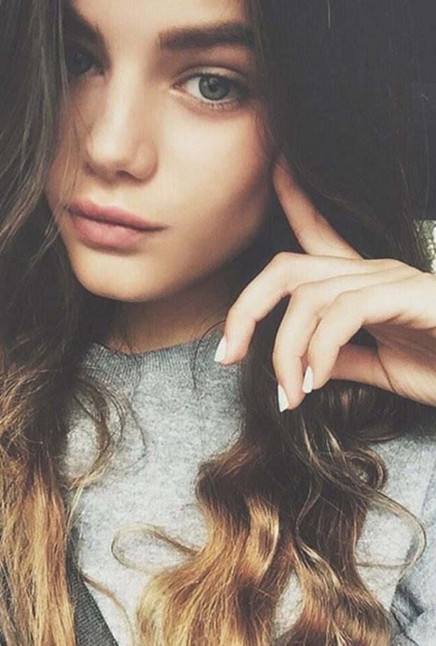  تتمتع صونيا بجمال هوليوودي وأناقة باريسية