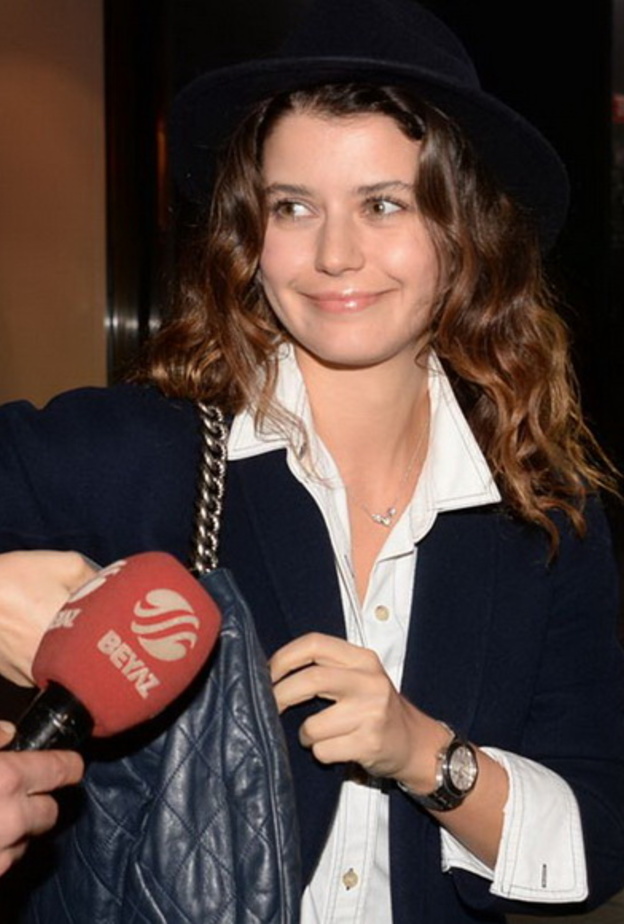 بيرين سات مع صديقتها الممثلة اسراء ديميرانجي أوغلو