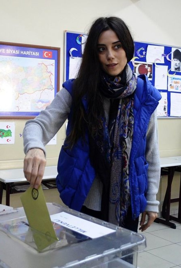 جانسو ديري الشهيرة بالجارية فيروزة تدلي بصوتها الانتخابي