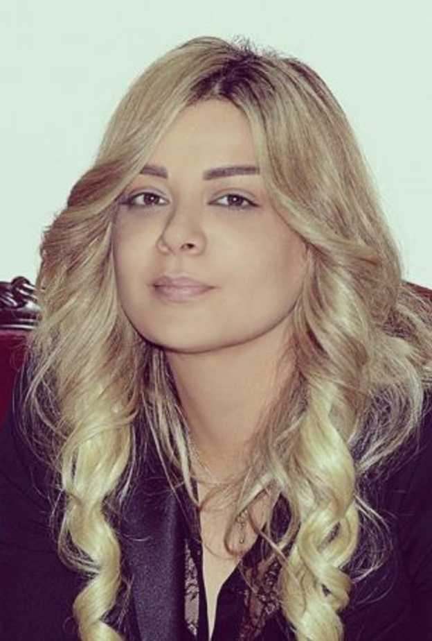 مادلين مطر اثناء تقبلها التعازي بوالدتها