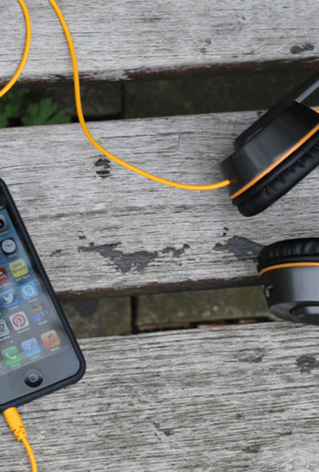 تتمتّع هذه السمّاعات بقدرة شحن الهواتف الذكية