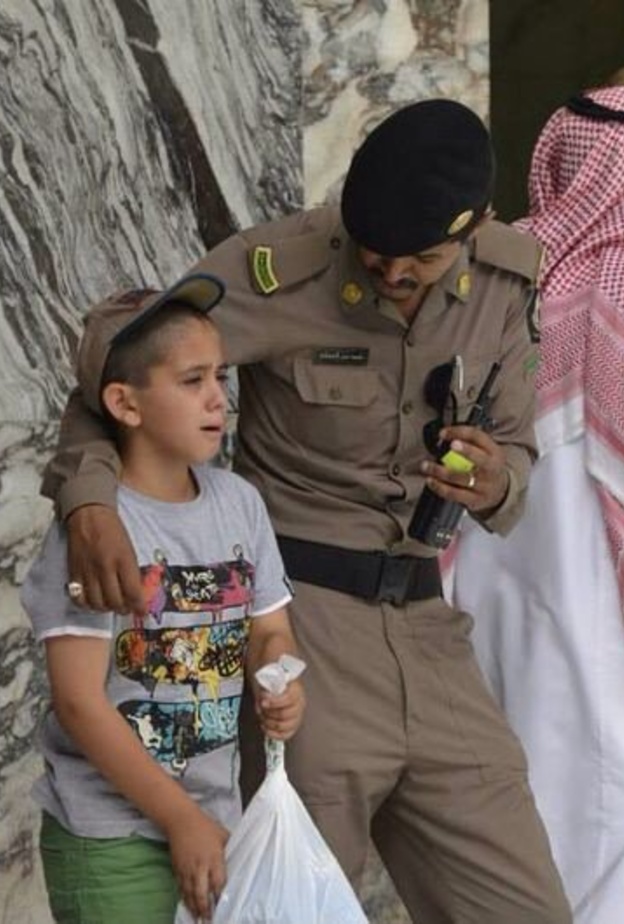 موافق كثيرة تبرز تفاني رجال الأمن في التعامل مع أطفال المصلين في الحرم المكي 