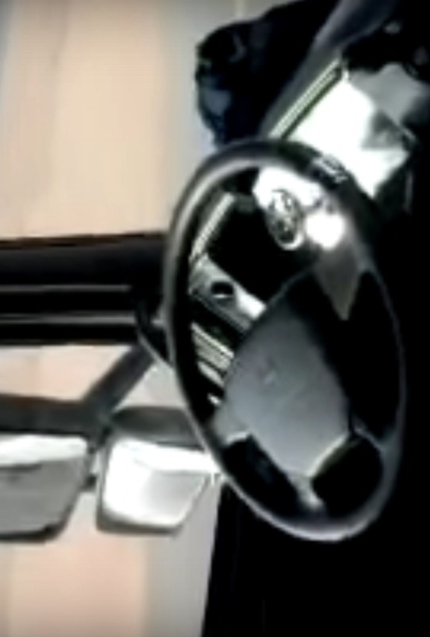 هندي يترك مقعد القيادة على سرعة 100 كم في السعودية