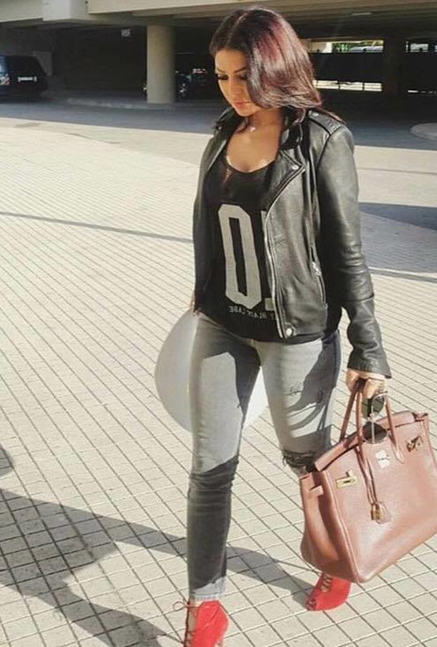 اطلالة كاجوال لهيفاء وهبي مع السترة الجلدية