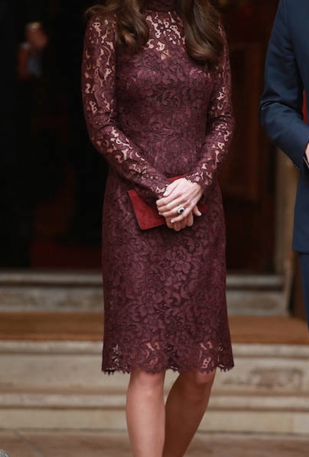 كايت في فستان من الدانتيل العنابي أيضاً من دولتشي أند غابانا