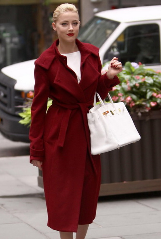 كيم كارداشيان مع حقيبة بيركين بحجم كبير وباللون الأسود