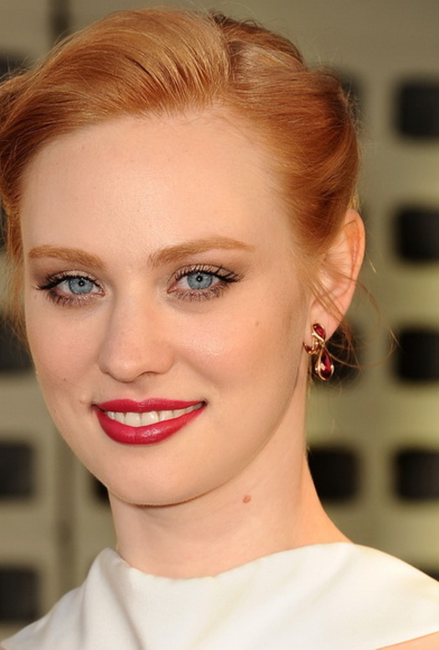 التناغم بين الشفاه البارزة والعيون الهادئة