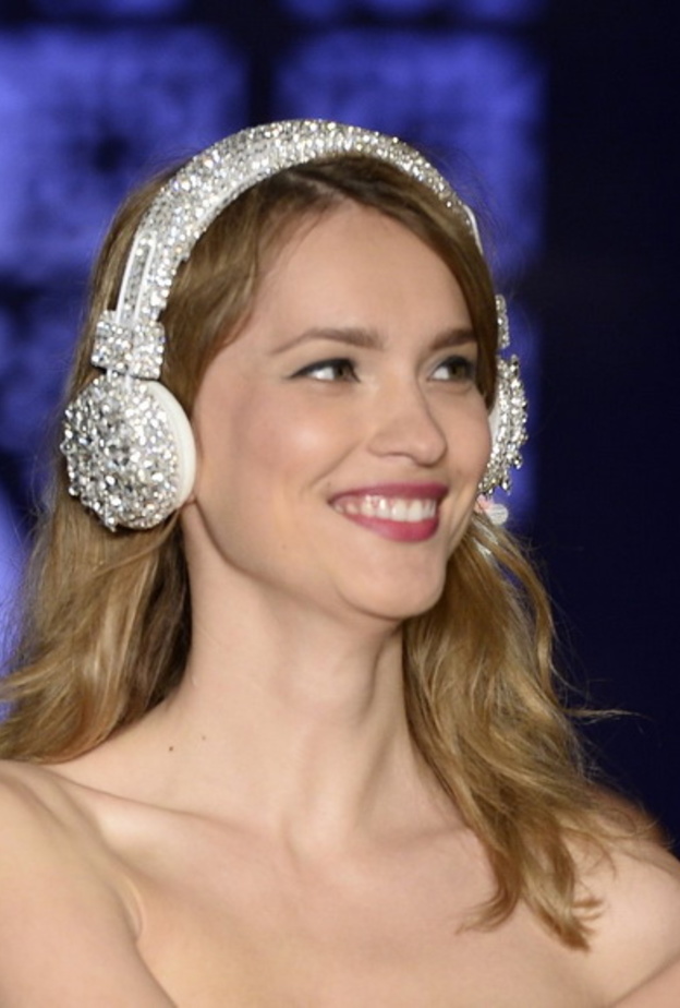 تحرري من الأجهزة الإلكترونية وتفرغي للاستمتاع بالزفاف