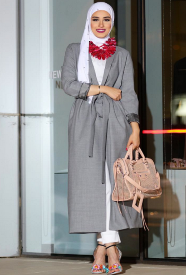 المعطف النيلي يعطي اطلالاتك حيوية