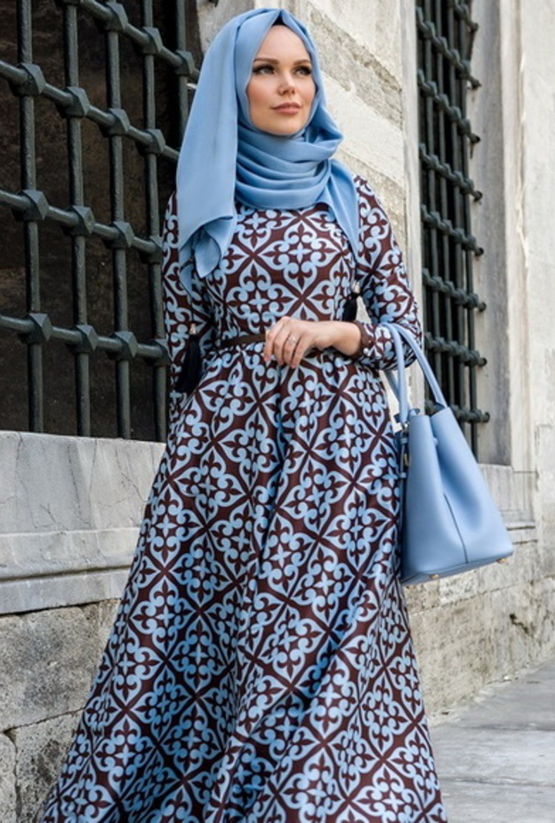  لسهراتك الفاخرة اختاري حجاب باللون الذهبي الهادئ