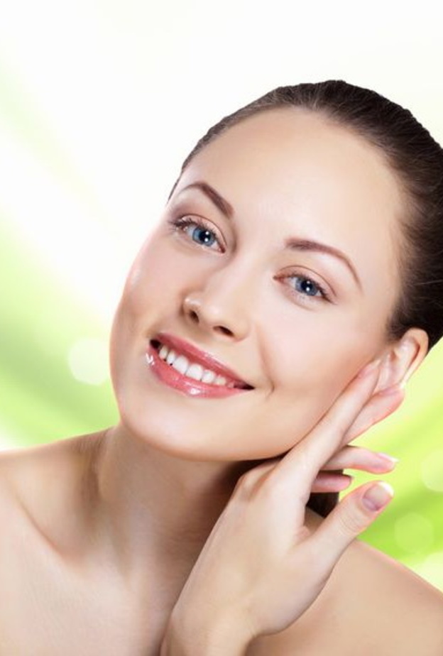 استعملي أقلام الشفاه المغذية التي تبعد التشقّقات والجفاف