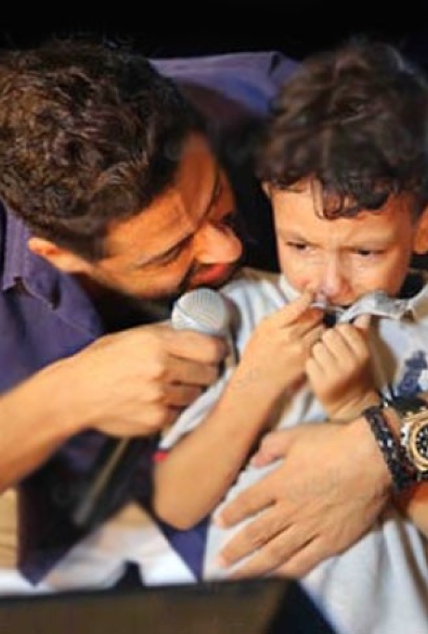 محمد حماقي يوقف حفله بسبب طفل تائه