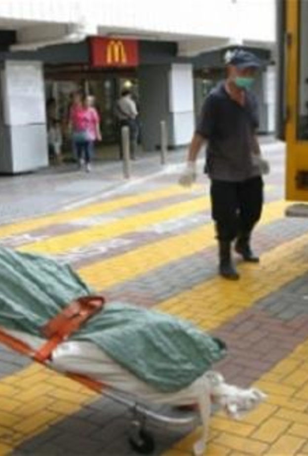 امرأة تجلس لـ 24 ساعة في "ماكدونالدز" وهي "ميتة"