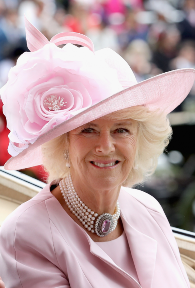 كاميلا باركر ترتدي عقد لؤلؤ رائع مع حجر توباز وردي في رويال آسكوت 