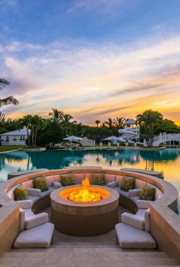 بركة السباحة في منزل الممثل وليام فالديراما