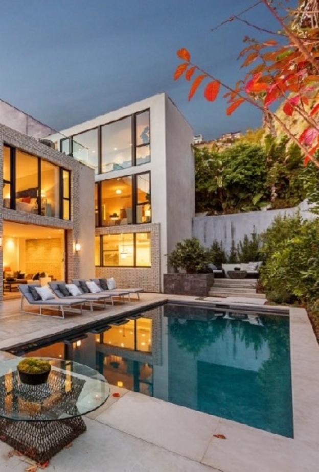 بركة السباحة في إيميلي بلانت و جون كراسينسكي و تبدو أوراق الخريف متساقطة حولها