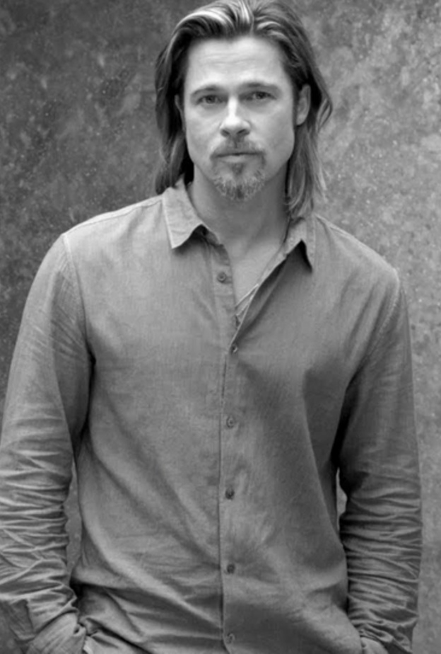 يختار الألوان الفاتحة في إطلالات أحاديّة