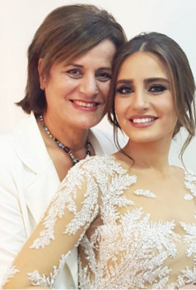 مقدمة البرامج ايميه صياح مع والدتها