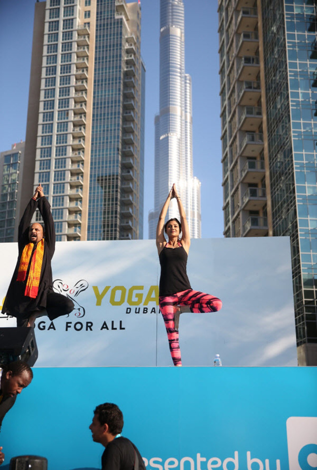 نجمة بوليوود سيلبا شيتي ومدرب اليوغا العالمي سونيل سينغ