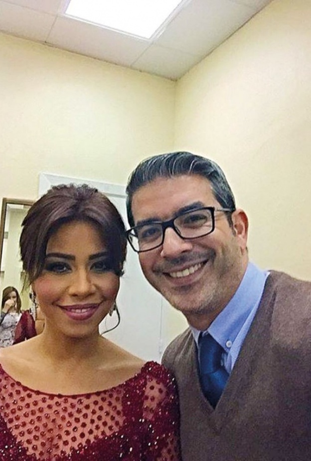 الصورة التي تسببت في أزمة بين مدير أعمال شيرين وزوجته 