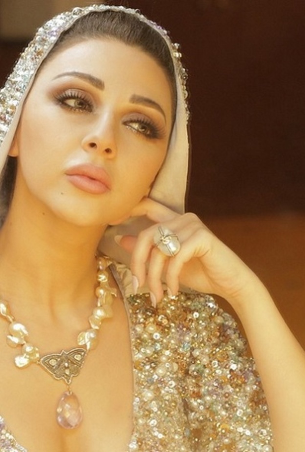 ميريام فارس تتزين بخاتم و عقد طويل من اللؤلؤ