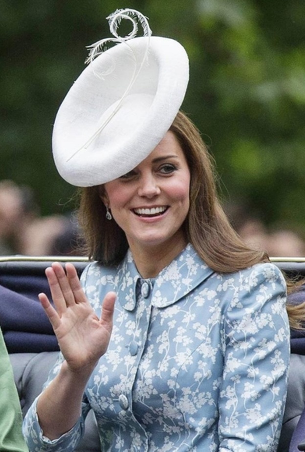 الدوقة كيت ميدلتون تنسق التنورة البيضاء مع جاكيت ابيض واكسسوارات بيج