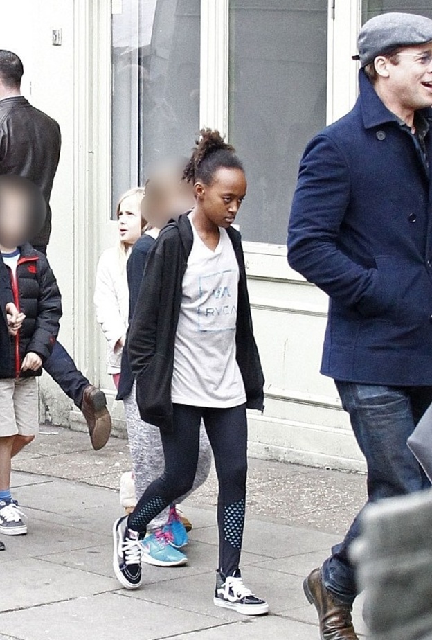 انجلينا بالخلف مع التوأم وامامهم زهره وبراد وتشيللوه