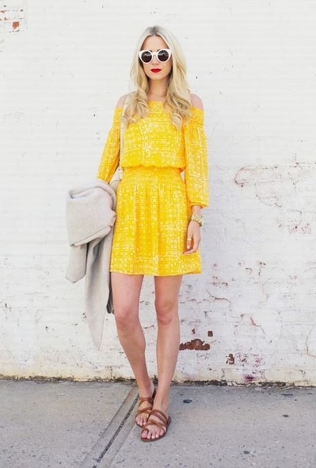 اختاري الأصفر على توب مع جينز أزرق