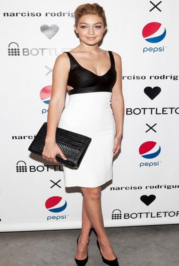 جيجي حديد ي بداياتها عام ٢٠١٤ وقد اختارت فستان باللون الأزرق الداكن