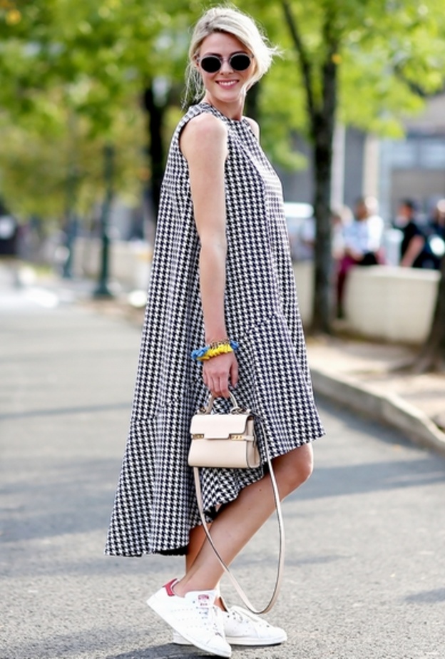 احذية رياضية باللون الأبيض مثالية لاطلالتك بالجينز