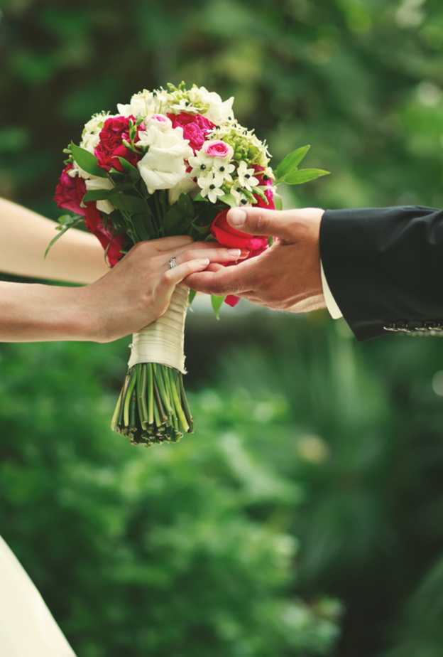 تزوجي بمن يصغرك سنا ولا تخافي هذه الامور ستنسيه انك الاكبر 