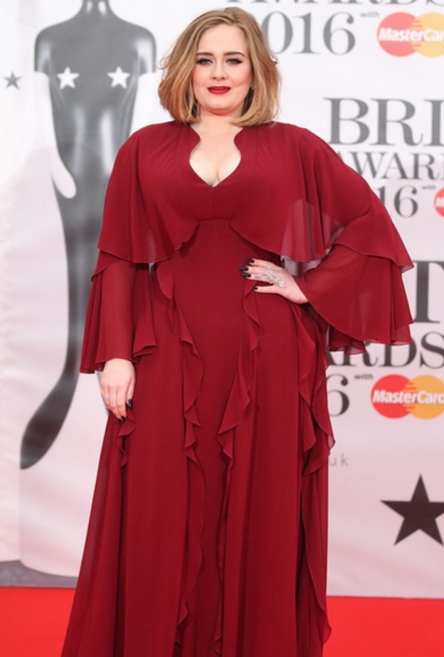 فستان من الدانتيل الأحمر من فالنتينو شاهدنا به اديل في احدى المناسبات