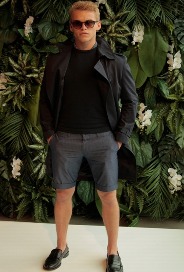 طقم رمادي من تومي هيلفيغر Tommy Hilfiger مع تشيرت 