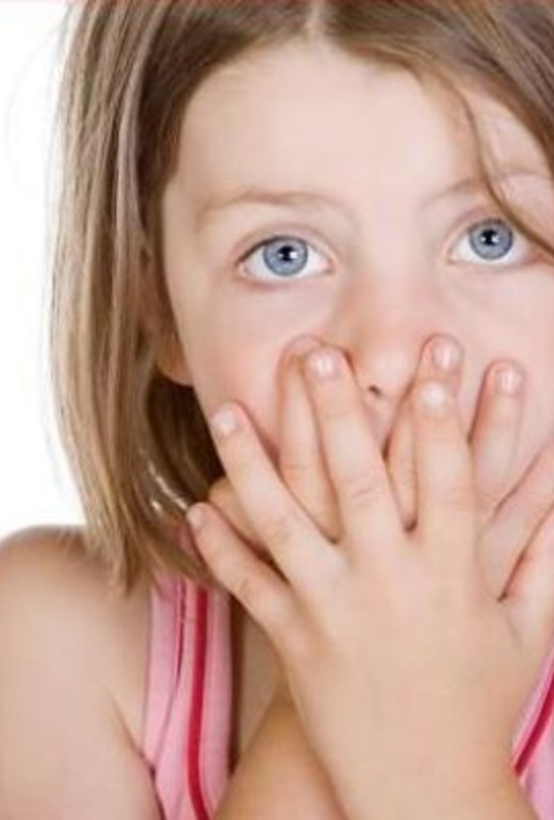 5 اسباب تفسر رائحة الفم الكريهة عند الاطفال