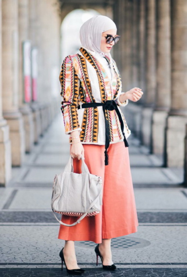 الحزام يبرز أناقة المحجبات بطريقة راقية ولاسيما أن كان موضعه على الخصر