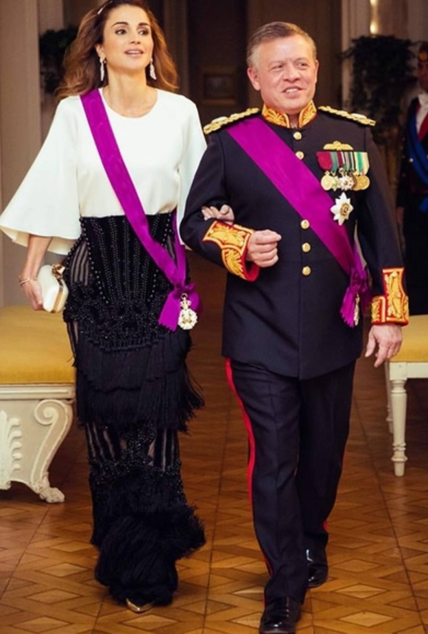 لعشاء مسائي في القصر الملكي نسقت الملكة رانيا تنورة ماكسي براقة مع قميص أبيض من الحرير