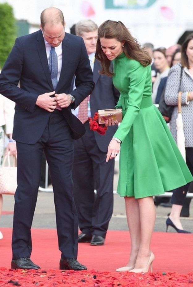 فستان ساحر باللون الزيتي من الكسندر ماكوين