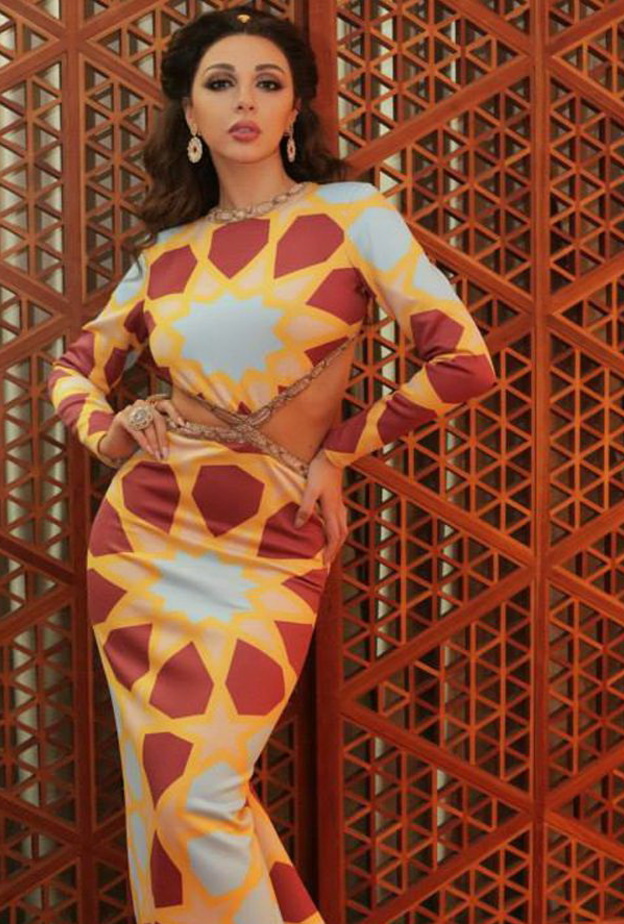 فستان سهرة باللون الأحمر الداكن تألقت به ميريام فارس