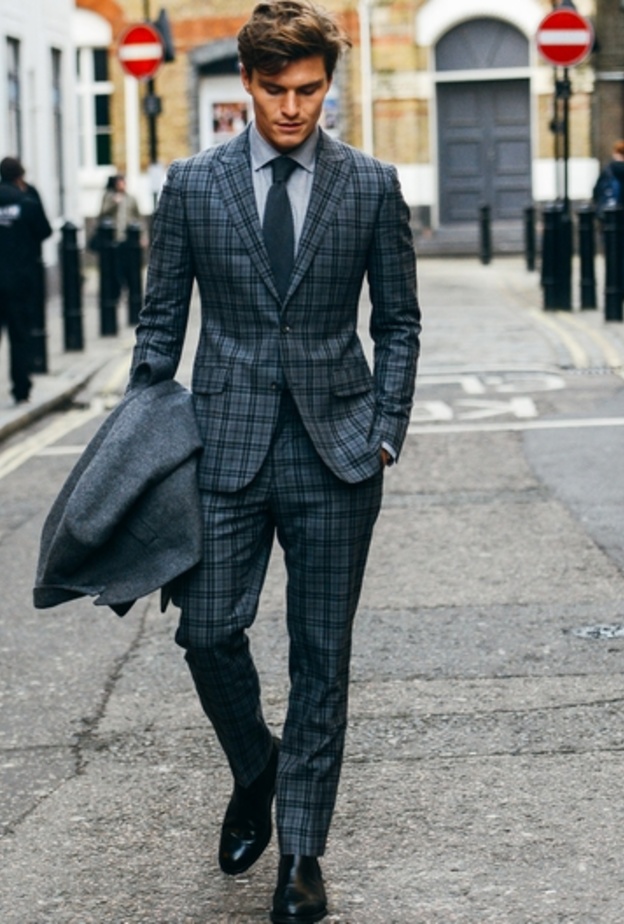 أول ما يلفت نظر المرأة هو أناقة الرجل بالبدلة الرسمية