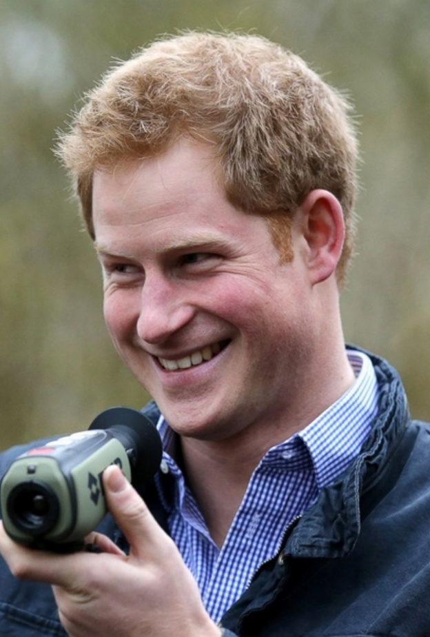 الامير هاري يظهر طبيعته المرحة بصورة طريفة