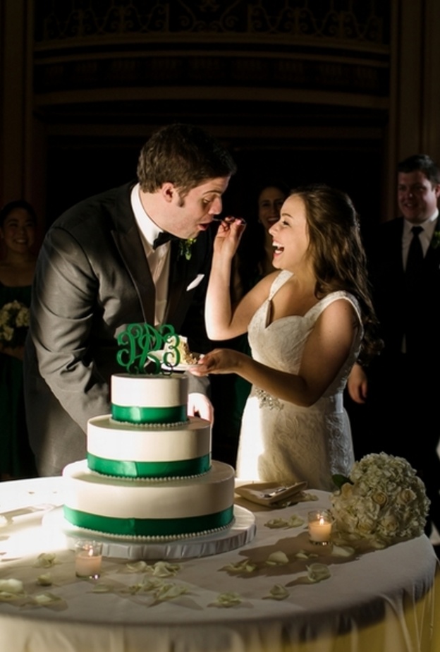 كعكات الزفاف ذات النكهات غير التقليدية مثل كعكة زفاف بنكهة الشوكولاتة والفستق