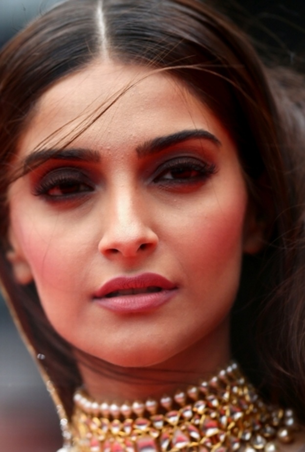 صداقة سونام كابور و سوارا بهاسكار