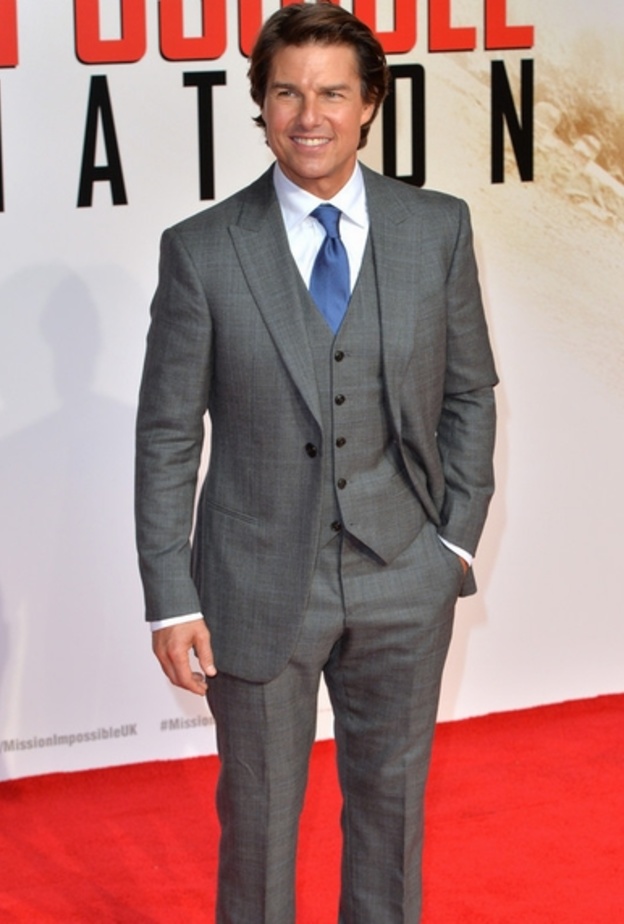 اسلوب راق بالبدلة الرمادية