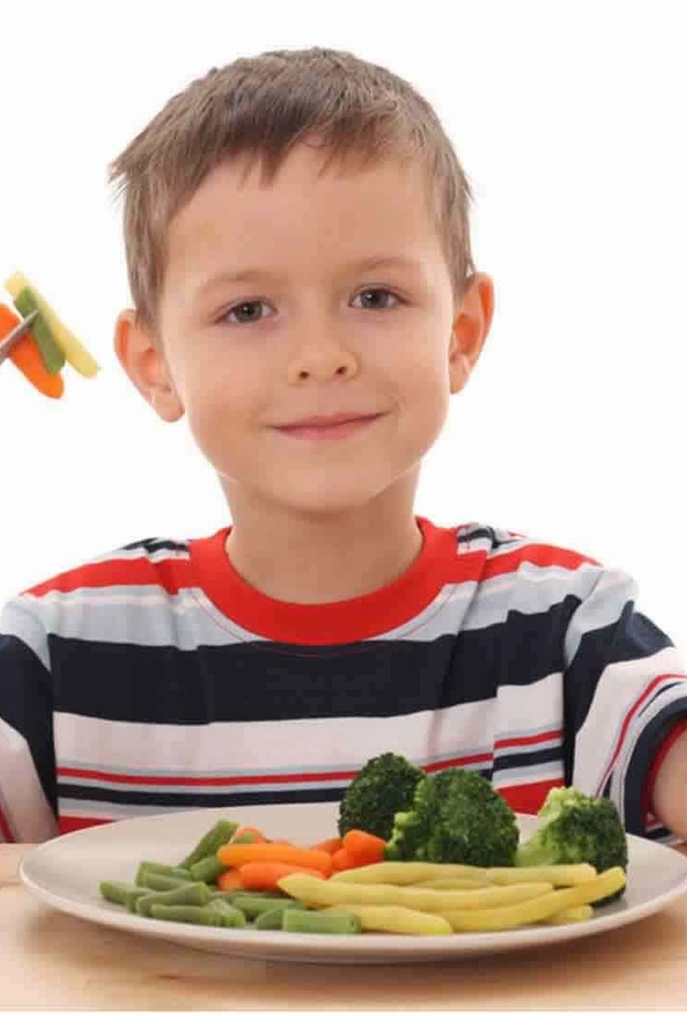 قدمي لطفلك الخضروات والفواكة بشكل جميل تناولها على مائدة الافطار 