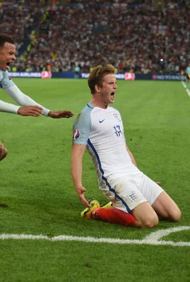 مشادات داخل الملعب من مشجي الفريقين