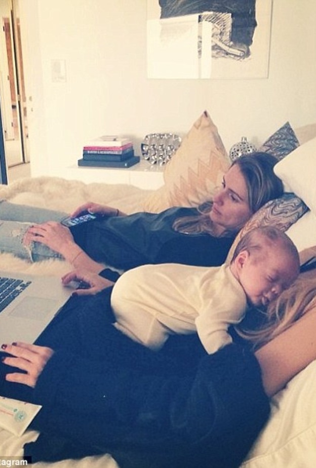  مصممة الازياء رايتشل زوي تتابع عرض ازياء اوسكار دي لارنتا