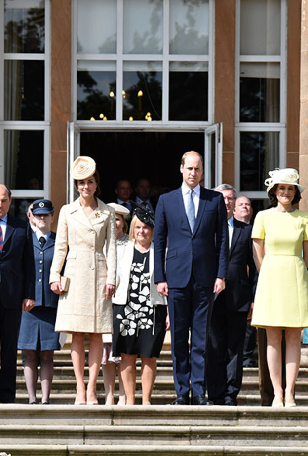 ويليام يتحدث مع الضيوف