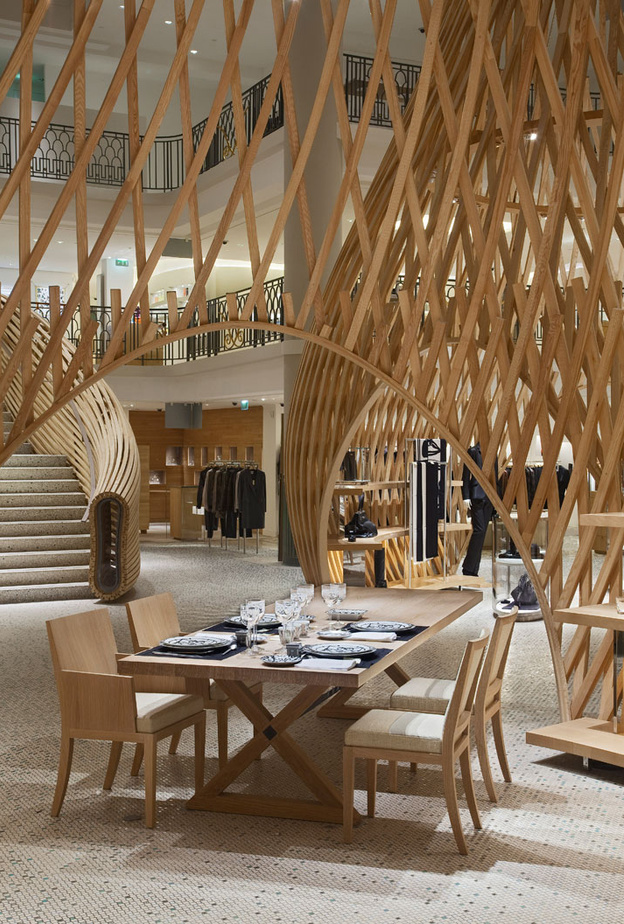 كافيه هيرمز في باريس مبنى داخل مبنى بديكورات من الخشب المقوس والمعالج