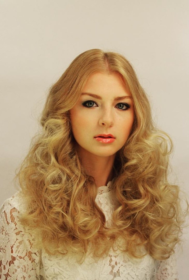 تسريحه الشعر المرفوع لاعلى على شكل كعكة شعر ضخمة